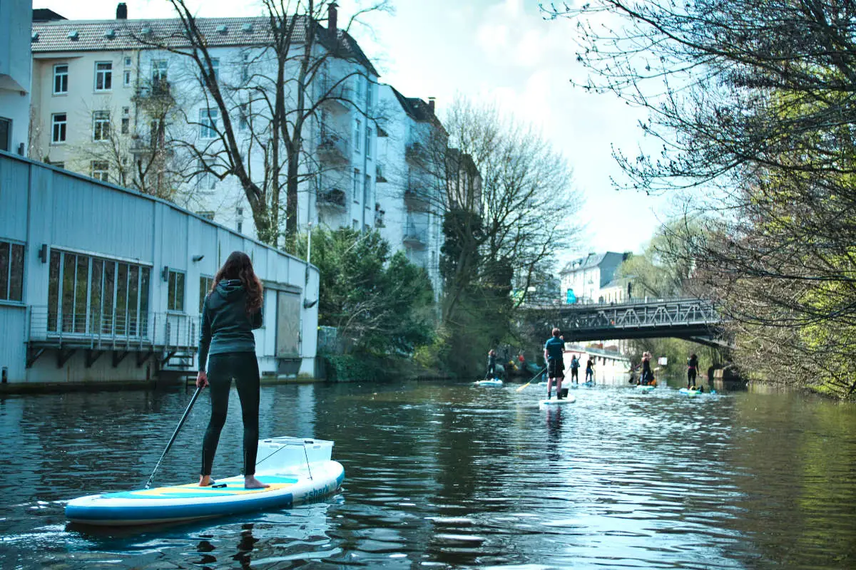 Eventfotografie an der Alster: Stand-up-Paddlerin auf dem Kanal