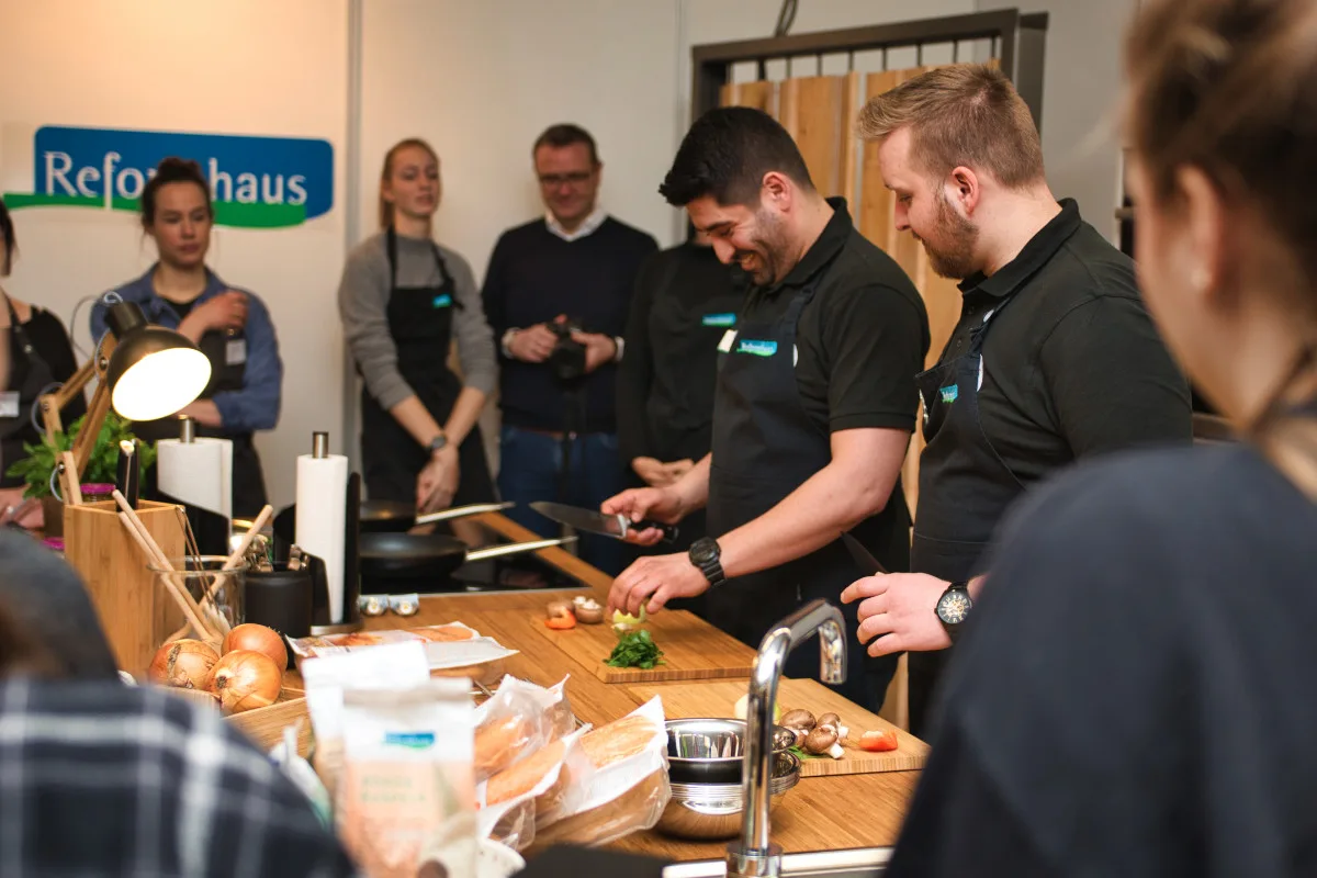 Eventfotografie: Kochvorführung am Messestand vor Zuschauern