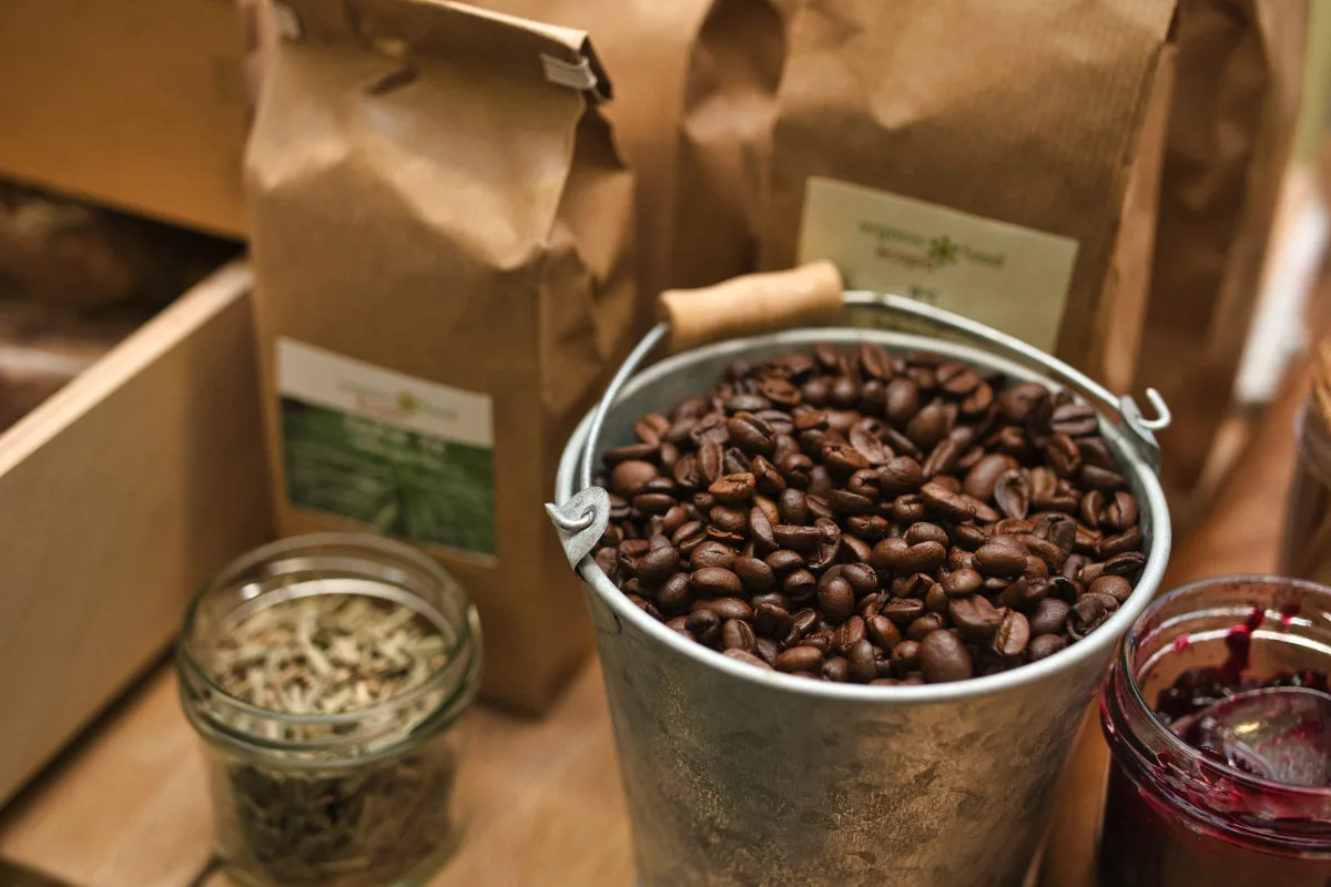 Detailaufnahme am Messestand: Kaffeebohnen im Eimer neben Papiertüten