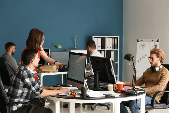 Arbeitsplatz mit Uhr als Sinnbild für feste Arbeitszeiten