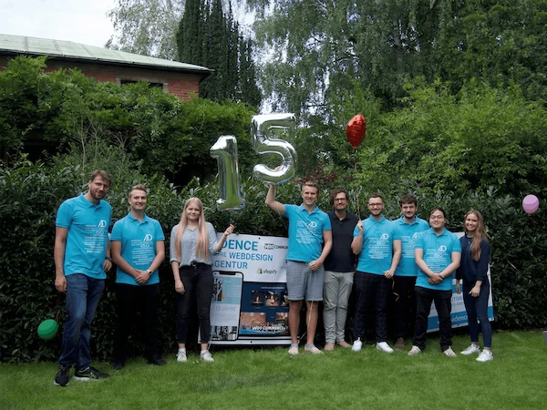 Das Team von ADence bei der Jubiläumsfeier